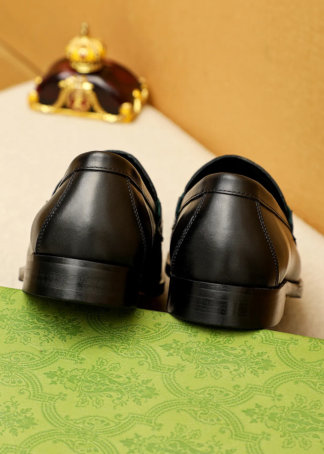 Men's shoes 💰480 💐 Product trademark: GUCCI "Gucci" casual leather shoes Regular size: 38-44 (45.46🉑️customized) Product materials: Selected imported first-layer calfskin embossed upper + luxury hardware buckle, imported water-dyed cowhide leather lining. Strong three-dimensional visual effect, original outsole color: 2 colors available